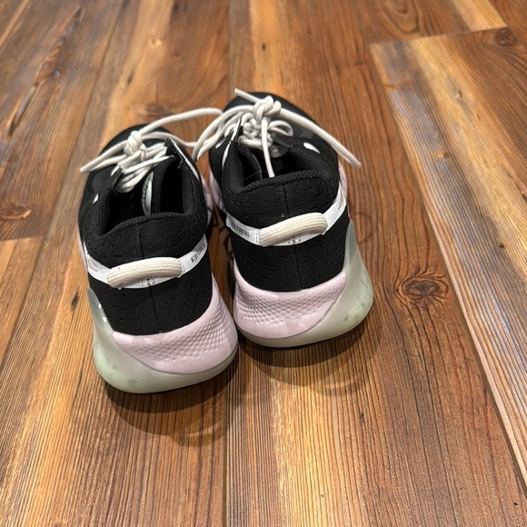 Nike Black and White Low-Top Sneakers - Picture 4 of 6